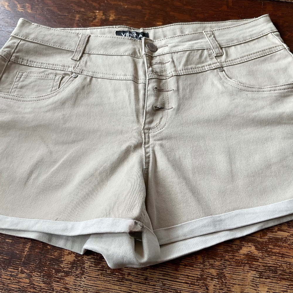 VIENNA   BRAND SHORTS  , NEVER USED SIZE 11